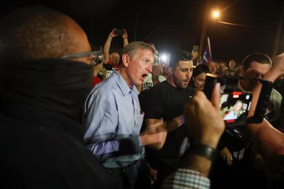 Paul Gosar habla con seguidores de Donald Trump durante una protesta contra el resultado de las elecciones de 2020