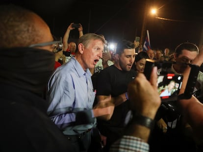 Paul Gosar habla con seguidores de Donald Trump durante una protesta contra el resultado de las elecciones de 2020.