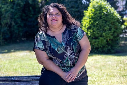 Carolina Elías, concejala de Más Madrid en la capital de España, cerca de la estación de San José de Valderas (Alcorcón).