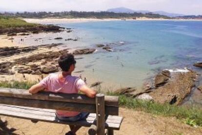 El banco que mira hacia la playa de Los Tranquilos, en la costa de Cantabria.