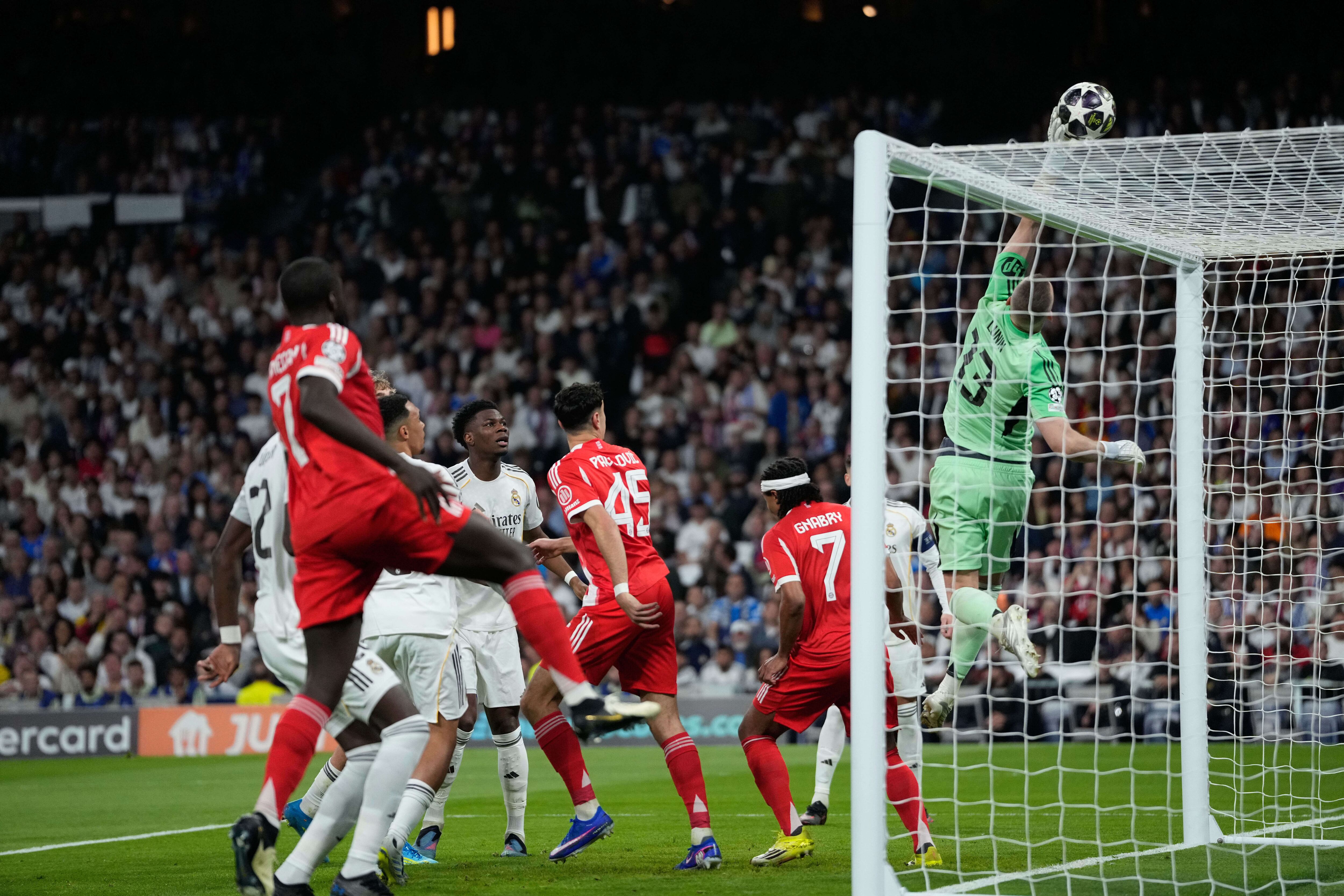 Real Madrid - Bayern Múnich en directo | Upamecano desperdicia una ocasión clarísima