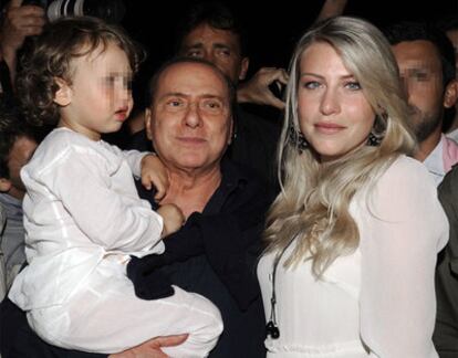 Silvio Berlusconi con uno de sus nietos y su hija en Cerdeña.