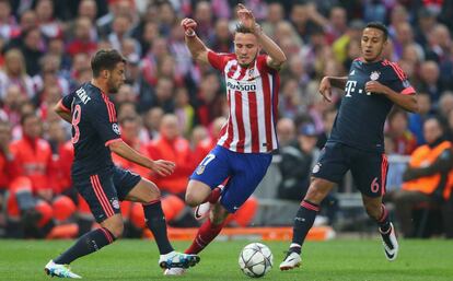 Saúl recorta a Thiago y Bernat instantes antes de gol.