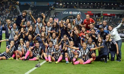 Las futbolistas de Rayadas, tras ganar la Liga.