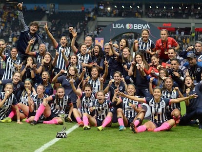 Las futbolistas de Rayadas, tras ganar la Liga.