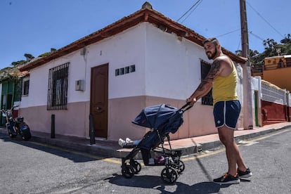 Jonathan Seco, de 33 años y cinco hijos, vive en casa de sus suegros porque no puede pagar un alquiler.