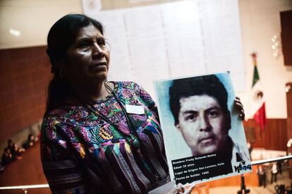 Catalina López, coordinadora de las madres de Guatemala muestra un retrato de un desaparecido en la sesión del Senado para tratar la Ley General para Investigar, Sancionar, Prevenir y Reparar la Desaparición Forzada de Personas y la Desaparición de Personas cometida por particulares. 