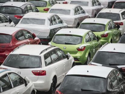 Coches en el &aacute;rea de almacenamiento de Martorell.