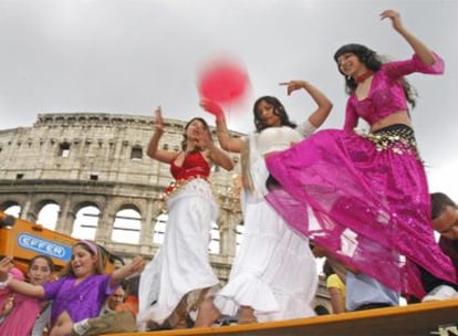 Varias gitanas bailan frente al Coliseo durante la marcha de hoy en Roma.