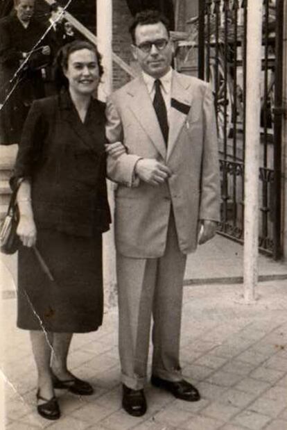 Carmen Rodríguez Campoamor junto a su marido, Simón Sánchez Montero.