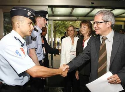 El consejero de Interior, Joan Saura, saluda a unos agentes. Tras él, la fiscal Compte y la concejal Escarp.