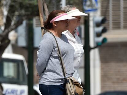 Dos mujeres caminan por la calle en Murcia, Región de Murcia, España.