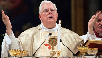 O cardeal Bernard Law em uma missa em Santa Maria Maggiore, em Roma, Itália, em 2004.