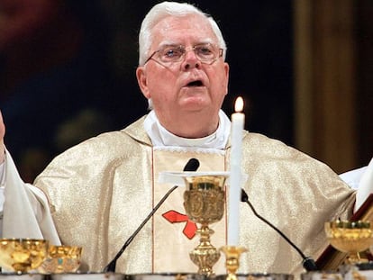 O cardeal Bernard Law em uma missa em Santa Maria Maggiore, em Roma, Itália, em 2004.