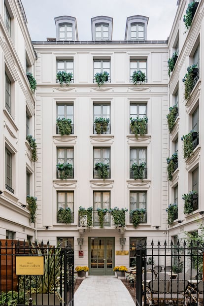 La imponente fachada de estilo neoclásico del Hotel Maison Colbert de París fue sede de la Biblioteca Rusa Turguéniev en 1938, hasta que las colecciones del más europeísta de los grandes escritores rusos fueron confiscadas durante la II Guerra Mundial.