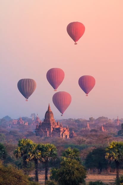 Una de las formas más populares de visitar Bagan es sobre un globo aerostático.