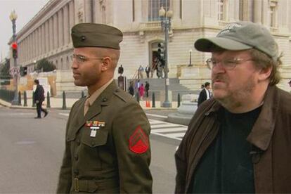 Michael Moore, junto a un soldado estadounidense en <i>Fahrenheit 9/11.</i>