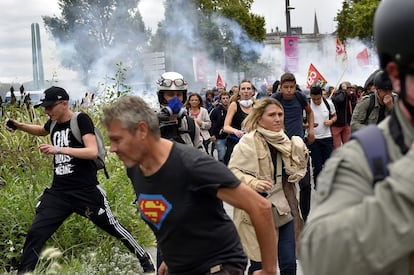 La policia utiliza gas lacrimógeno contra los manifestantes por la reforma laboral, en Nantes.