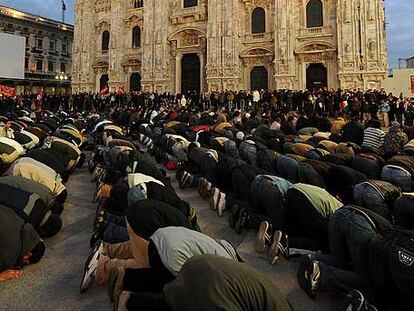 Oración musulmana contra el bombardeo de Gaza ante la catedral de Milán el pasado 3 de enero.
