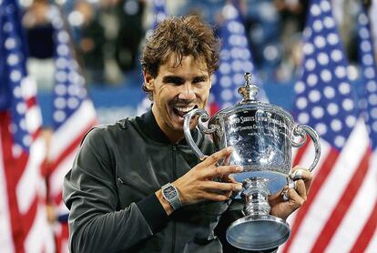 Nadal muerde el trofeo tras ganar a Djokovic en la final del US Open.