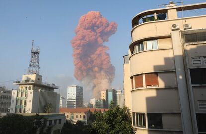 A coluna de fumaça vista de um ponto de Beirute.