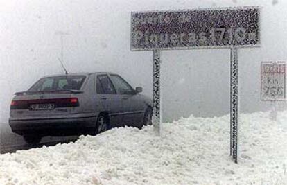 La nieve cubrió el puerto de Piqueras, en Soria, que comunica La Rioja y Madrid.