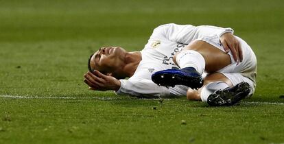 Cristiano se duele sobre el c&eacute;sped.