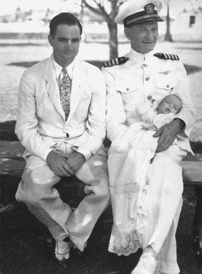 1936, cerca del Canal de Panamá. El abuelo del candidato republicano, John Sydney McCain, sostuiene a John sydney McCain II ante la mirada de su hijo, John Sydney McCain junior.