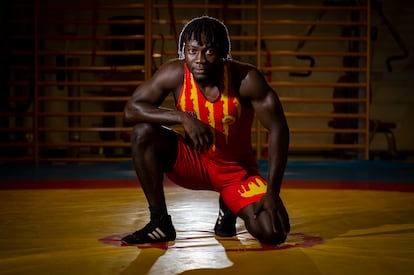 Alassane Laye Diop posa antes de un entrenamiento con el Club de Lucha Olímpica de La Mina, la semana pasada en Barcelona.