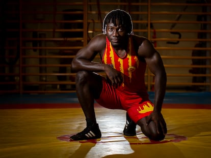 Alassane Laye Diop posa antes de un entrenamiento con el Club de Lucha Olímpica de La Mina, la semana pasada en Barcelona.