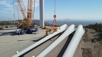 Desmontaje de aerogeneradores en otro proyecto de Iberdrola.