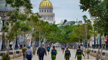 Policiais percorrem o Passeio do Prado, em Havana.