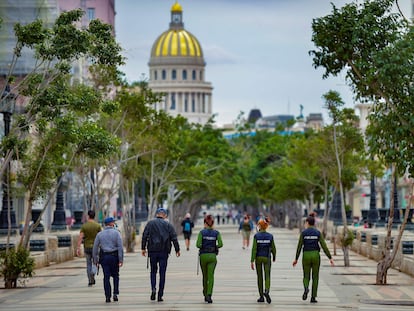 Policiais percorrem o Passeio do Prado, em Havana.