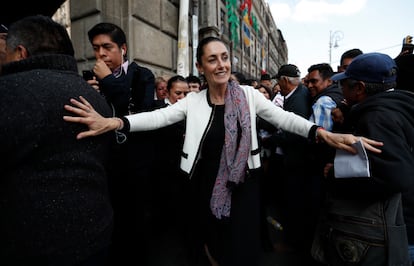 Claudia Sheinbaum camina hacia el Zócalo luego de tomar posesión como jefa de Gobierno de Ciudad de México, en diciembre de 2018.