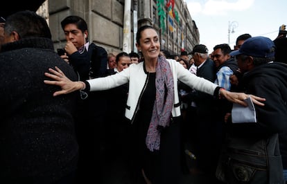  Claudia Sheinbaum, camina hacia el Zócalo en la Ciudad de México, el miércoles 5 de diciembre de 2018. 