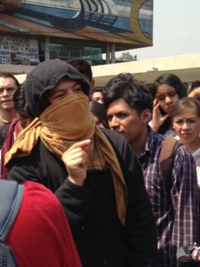 Uno de los protestantes dialoga con el resto de estudiantes este lunes.