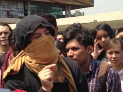 Uno de los protestantes dialoga con el resto de estudiantes este lunes.