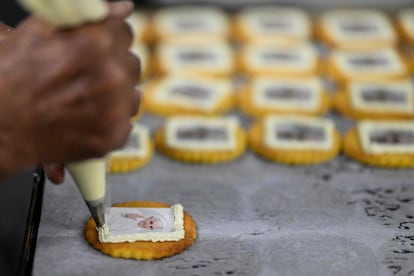 Un pastelero elabora galletas con la imagen del Papa Francisco en la pastelería Balcao do Marques de Lisboa, el 28 de julio.