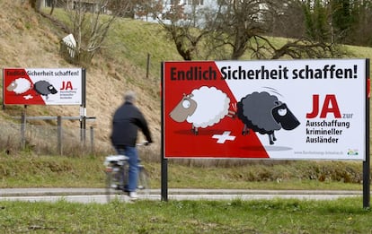 Cartel que defiende la expulsi&oacute;n de inmigrantes, durante la campa&ntilde;a de un reciente refer&eacute;ndum en Suiza.