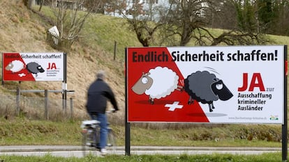 Cartel que defiende la expulsi&oacute;n de inmigrantes, durante la campa&ntilde;a de un reciente refer&eacute;ndum en Suiza.