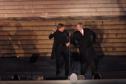 El cantante puertoriqueño Ricky Martin y el presidente electo Bush, en el escenario del Lincoln Memorial durante una fiesta previa a la investidura el 18 de enero de 2001.