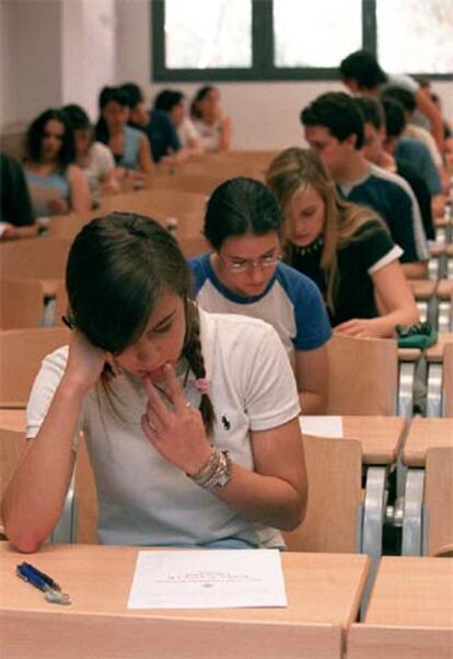 Alumnos durante los exámenes de selectividad en Madrid.