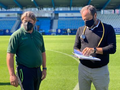 Roberto Cordero, responsable del campo de la SD Ponferradina, y Javier Gutiérrez, de Acttua, auditor de riego de los campos de LaLiga, examinan el terreno de juego de El Toralín.