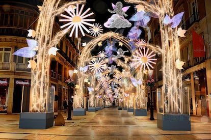 La calle Larios de Málaga será un brillante bosque navideño a partir del 29 de noviembre, lleno de soles, ángeles y hojas de otoño. De ello se encargarán 22 arcos de medio punto sosteniendo un entramado de 730.000 bombillas. Es ya una tradición que <a href="http://www.malagaturismo.com/es/eventos/fiestas-de-navidad/274" target="_blank">el alumbrado de la capital andaluza </a> ofrezca tres pases diarios de un espectáculo de luz y música: a las 18.30, a las 20.00 y a las 21.30. Este año sonarán <i>All I want for Christmas is you</i>, de Maríah Carey; <i>Jingle Bell Rock</i>, de Hilary Duff; <i>En Navidad</i>, por Javián, Alex, David Bustamante y Academia OT con Rosana; <i>Never Back Down (Battlecry)</i>, de la Sofia Session orquesta y coro. Hasta el 5 de enero.