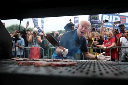 Joe Biden, exvicepresidente de Estados Unidos y aspirante a candidato a presidente por el Partido Demócrata, cocina unas hamburguesas en una barbacoa en Des Moines (Iowa), en septiembre de 2019.