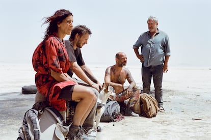 Sergi López y otros protagonistas de 'Sirat', dirigida por Oliver Laxe. Imagen proporcionada por el Festival de Cannes.