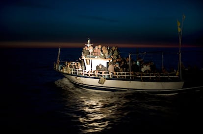 Una embarcación con un grupo de inmigrantes procedentes del norte de África son interceptados en aguas italianas, cerca de la isla de Lampedusa, Sicilia. Un millar de personas han llegado a las costas italianas en la pasada madrugada.