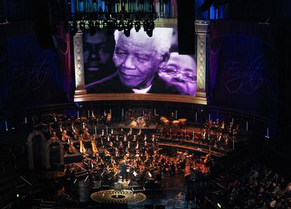 Vista general del Royal Albert Hall mientras se ofreca un concierto, se proyectaron imgenes entra?ables de los encuentros del expresidente de la Unin Sovitica con otros lderes mundiales, en esta imagen Nelson Mandela.