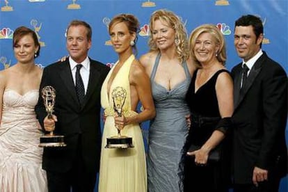 Kiefer Sutherland, segundo a la izquierda, junto al resto del equipo de <i>24. </i>