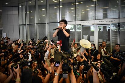 Joshua Wong, activista a favor de la democracia, habla a los medios de comunicación y simpatizantes fuera del Consejo Legislativo poco después de salir de la cárcel, en Hong Kong.